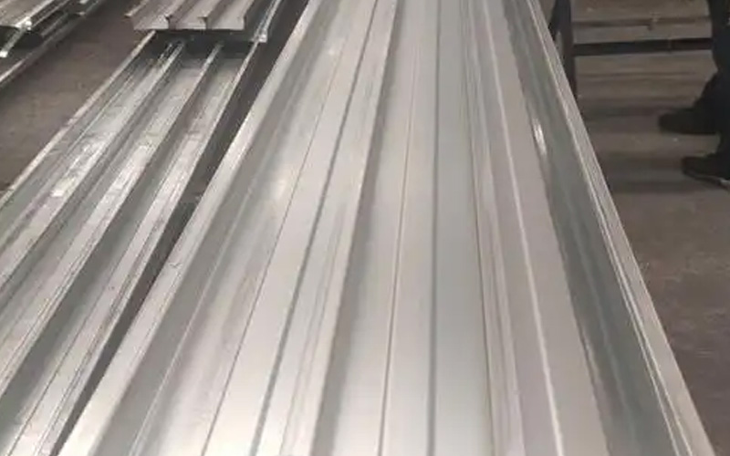 闭口楼承板和开口楼承板存在多方面的差异，具体如下